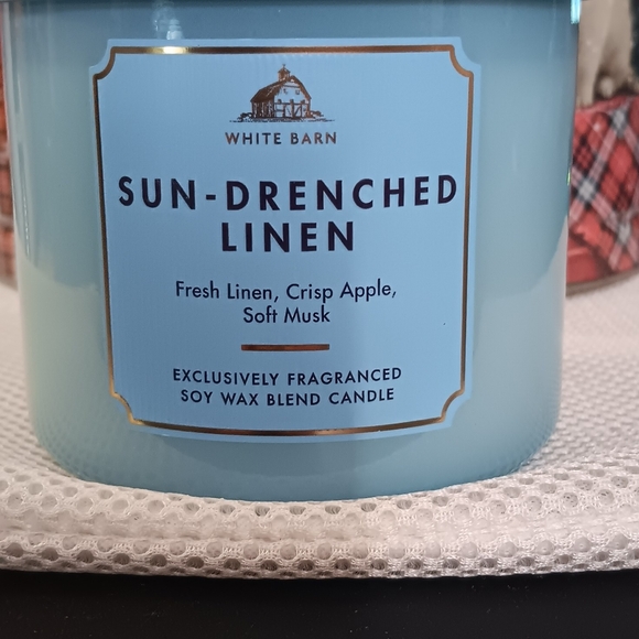 White Barn Sun-Drenched Linen Candle - Light Blue - Picture 4 of 5